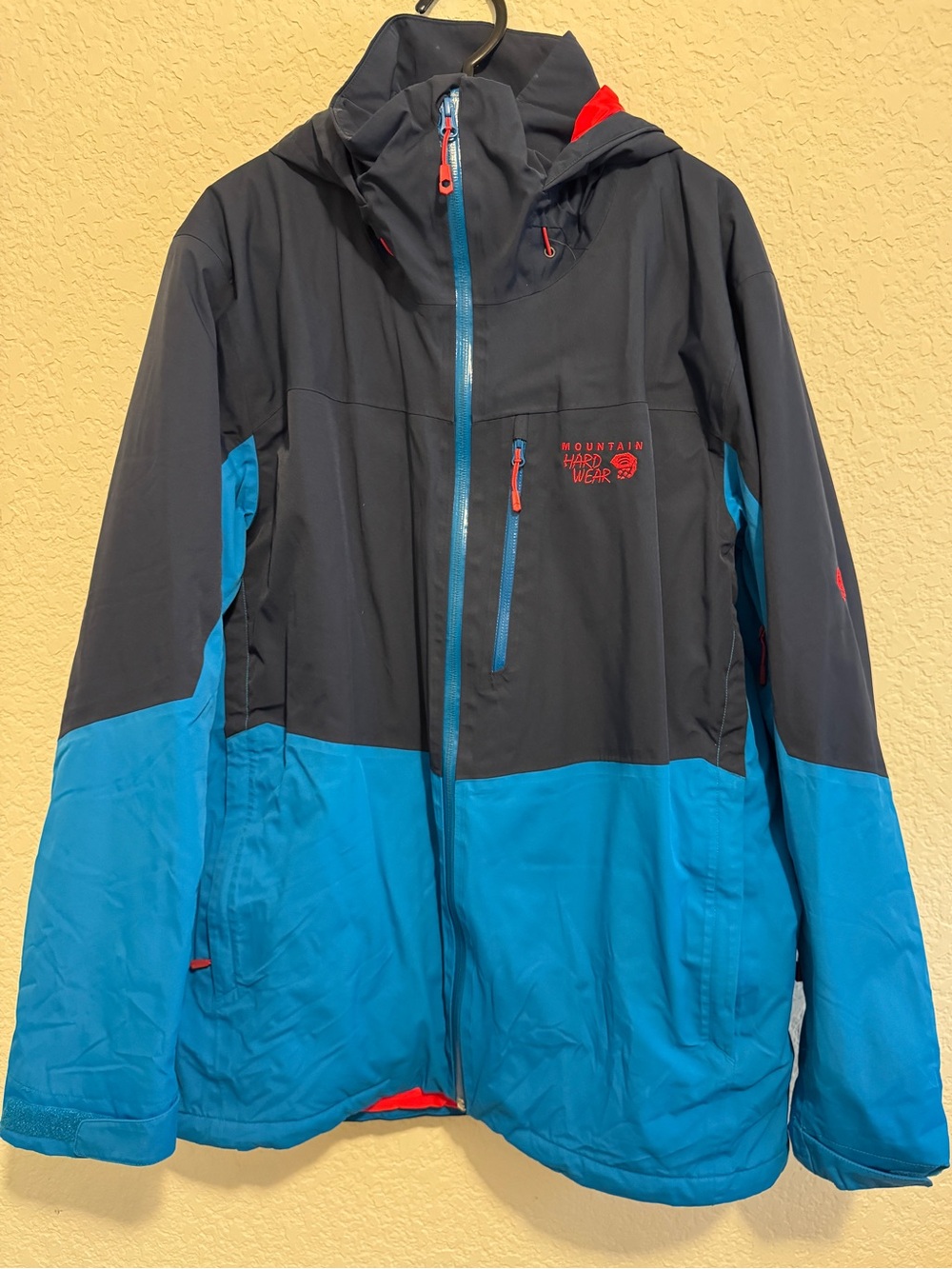 Mountain Hardwear Menโs ski jacket